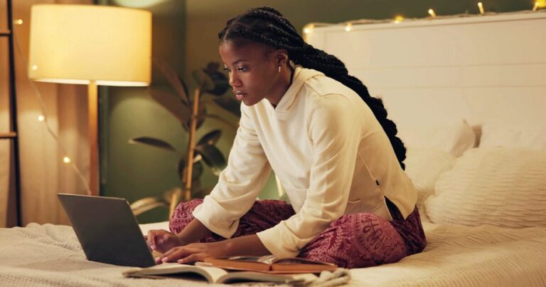 | How to Handle Holiday Gatherings When You Haven’t Shared Your Pregnancy News Yet